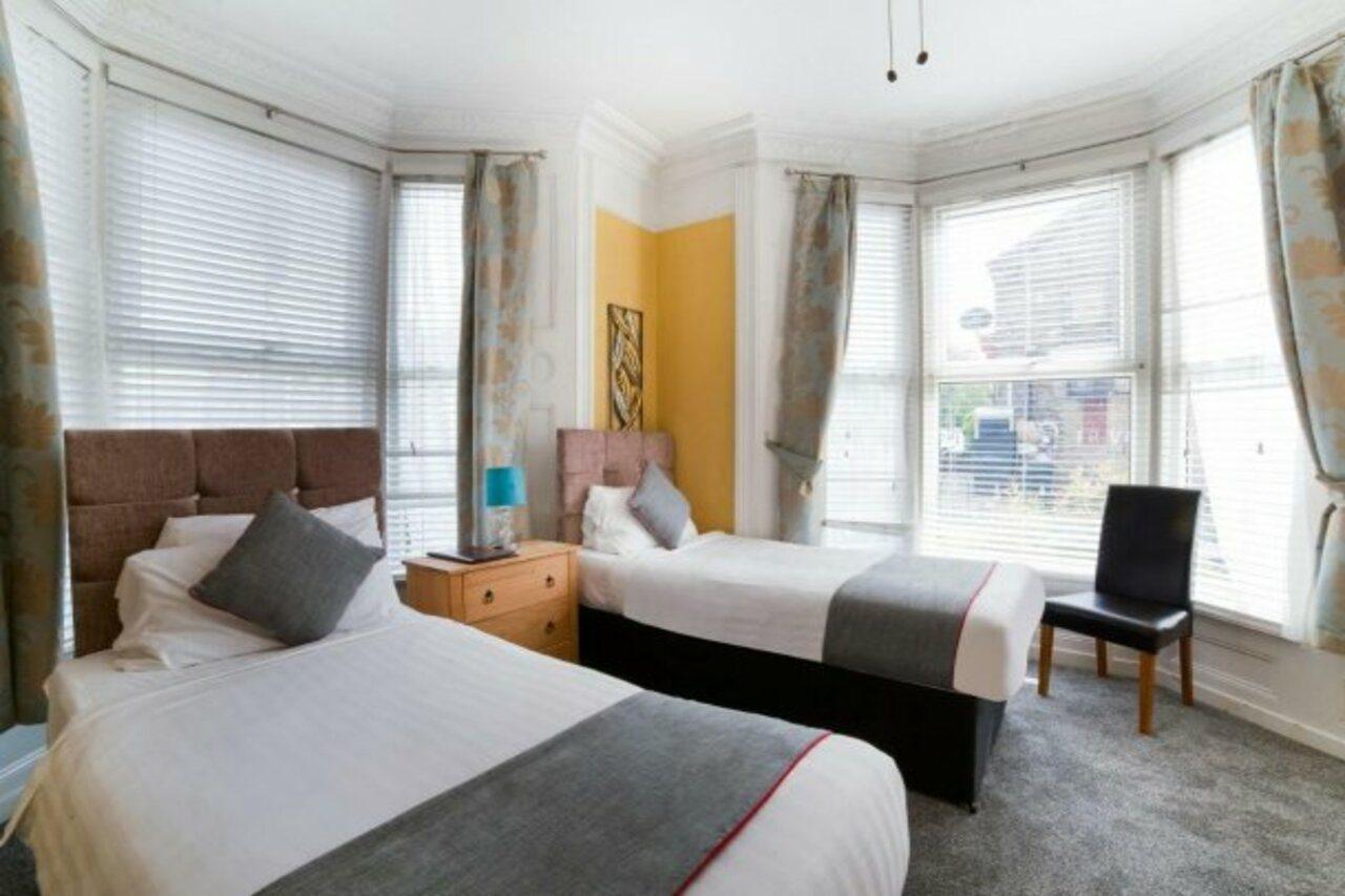 Diamonds Villa Near York Hospital Экстерьер фото